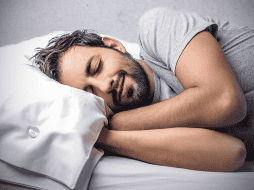 Dormir bien es indispensable, pero excederse en las horas de descanso puede ser contraproducente. Evitar tanto la privación de sueño como el exceso es fundamental para preservar un equilibrio en la salud. CANVA