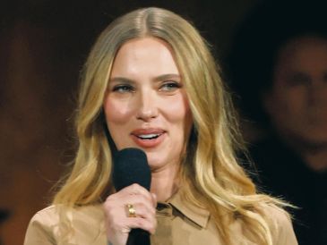 La actriz estadounidense Scarlett Johansson, presentó la película “Jurassic World: Rebirth” en el escenario durante la presentación de Universal Pictures y Focus Features en CinemaCon 2025. AFP