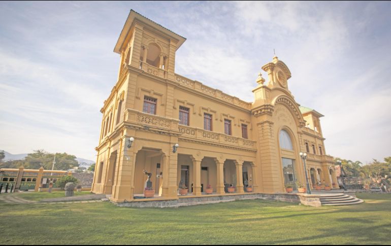 Fachada de lo que hoy se conoce como el Centro Cultural González, antes la estación de trenes de Chapala. CORTESÍA