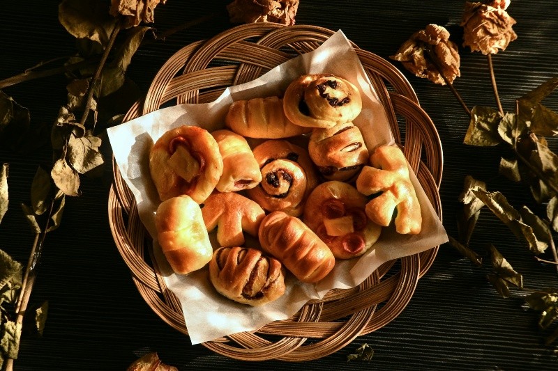 La harina de trigo, el ingrediente principal del pan, contiene almidones que, al ser horneados, experimentan un proceso denominado gelatinización. UNSPLASH&nbsp;