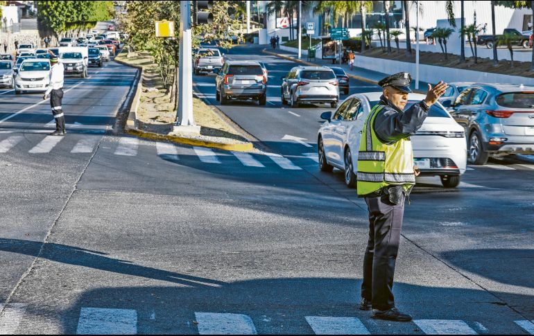 En su primer día, los Guardianes Viales lograron reducir hasta en 10 minutos el traslado por una de las vialidades más abarrotadas de Zapopan: Acueducto. EL INFORMADOR/ A. Navarro