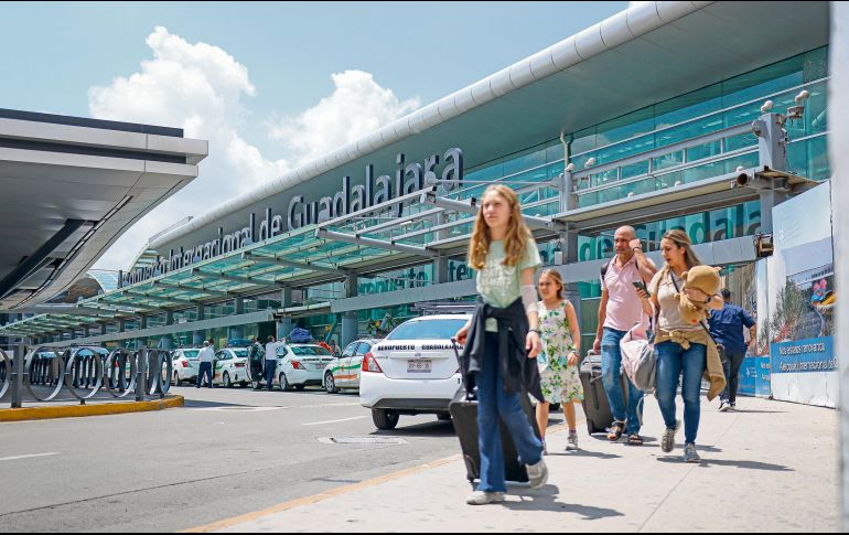 A fin de evitar riesgos, el Grupo Aeroportuario del Pacífico abrirá las puertas a taxis seguros y ecológicos, para que operen en la terminal internacional de Guadalajara. EL INFORMADOR/ H. Figueroa