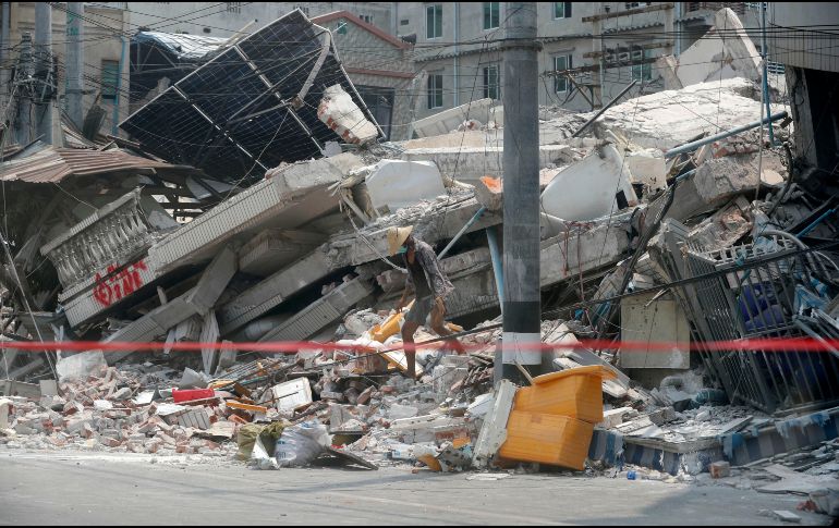 Las labores de rescate continúan en Tailandia pues, según el arquitecto, las personas pueden vivir hasta 6 días luego del colapso, y los bebés, 7 u 8. EFE/EPA/N. CHAN NAING