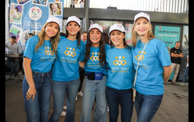 María Nisino, Ale Ferre, Gaby Vértiz, Gaby Acosta y Janny Gómez, organizadoras de la Caminata 2025 Día Mundial Del Síndrome De Down. GENTE BIEN JALISCO / C. Jimeno