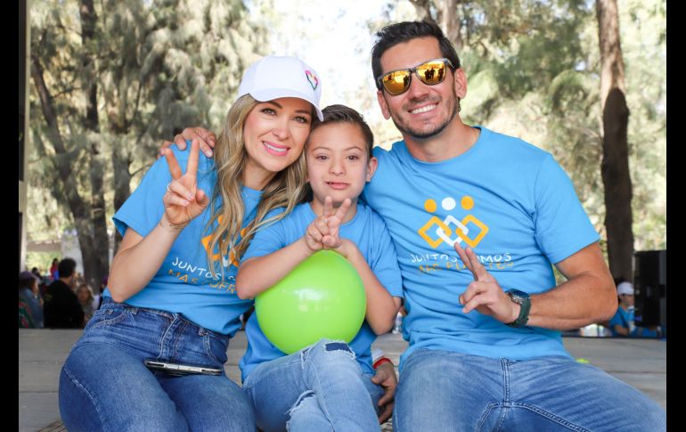 María Nisino con Matías y Carlos Tirado. GENTE BIEN JALISCO / C. Jimeno