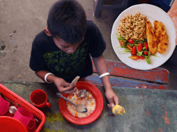 Si quieres que tus hijos tengan un paladar aventurero, sean autosuficientes y conscientes de su salud, enséñales a cocinar. AFP / ARCHIVO