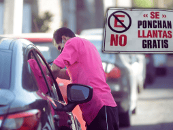 Algunos tapatíos amenazan con ponchar las llantas a los vehículos que invadan sus cocheras. EL INFORMADOR / ARCHIVO
