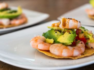 Según los creyentes, durante la Semana Santa, la carne roja representa el cuerpo de Cristo crucificado, lo que hace que su abstinencia de carne sea una manera de honrar su sufrimiento. CANVA/ ESPECIAL