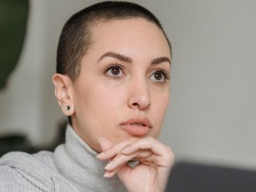 La psicóloga Ana Ospina señala que este tipo de corte se suele asociar a un cambio de vida, de ritmo, de etapa o simplemente por optar tener un estilo más cómodo y práctico. CANVA/ ESPECIAL