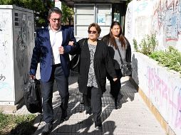 Ana Maradona (c) y Claudia Maradona (d), hermanas de Diego Armando, llegan al Tribunal de San Isidro para declarar en el juicio que investiga la muerte del ídolo del futbol. EFE