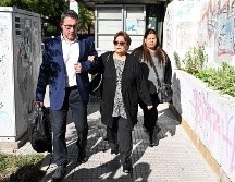 Ana Maradona (c) y Claudia Maradona (d), hermanas de Diego Armando, llegan al Tribunal de San Isidro para declarar en el juicio que investiga la muerte del ídolo del futbol. EFE