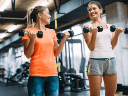 Entrenar en ayunas no es ni bueno ni malo por sí mismo. Puede ser una herramienta útil dependiendo de tus objetivos, tu estilo de vida y tu tolerancia personal. CANVA