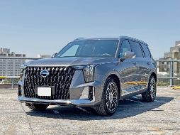 Con un diseño imponente, este vehículo cuenta con una inmensa parrilla, faros de leds verticales y un cofre alto. CORTESÍA