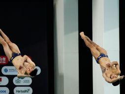 Los clavadistas Juan Manuel Celaya y Osmar Olvera en la final de sincronizados trampolín 3 metros varonil este domingo. EFE/ F. Guasco.