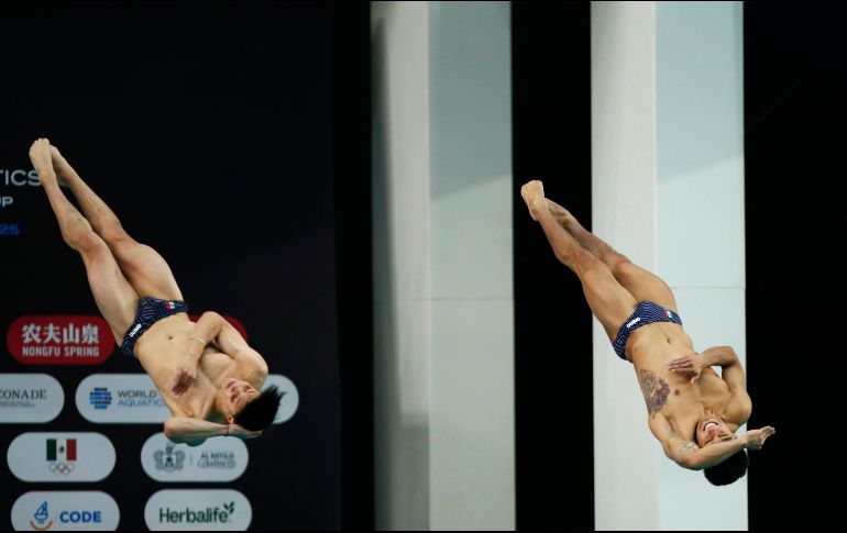 Los clavadistas Juan Manuel Celaya y Osmar Olvera en la final de sincronizados trampolín 3 metros varonil este domingo. EFE/ F. Guasco.