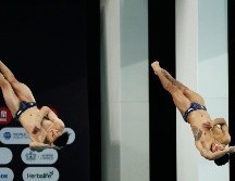 Los clavadistas Juan Manuel Celaya y Osmar Olvera en la final de sincronizados trampolín 3 metros varonil este domingo. EFE/ F. Guasco.