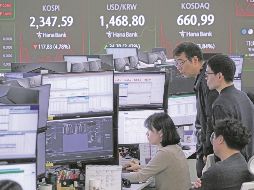 Operadores observan las pantallas en la Bolsa de Valores de Corea del Sur. AP