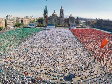 El Zócalo capitalino se llenó con miles de personas que apoyaron el llamado a la paz. ESPECIAL
