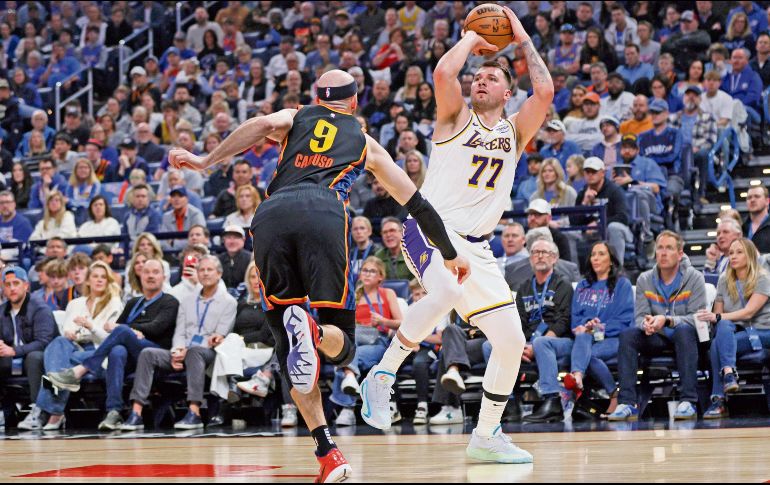 Luka Doncic comandó el poder ofensivo de los Lakers, que se impusieron por 27 puntos. AP