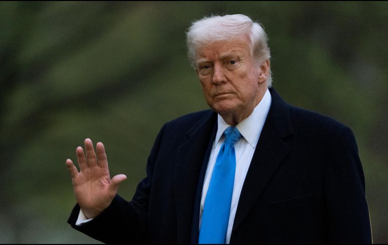 El presidente de Estados Unidos, Donald Trump,  saluda a su llegada a la Casa Blanca en el  Marine One, el domingo 6 de abril de 2025, en Washington. AP /M. Balce Ceneta