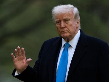 El presidente de Estados Unidos, Donald Trump,  saluda a su llegada a la Casa Blanca en el  Marine One, el domingo 6 de abril de 2025, en Washington. AP /M. Balce Ceneta
