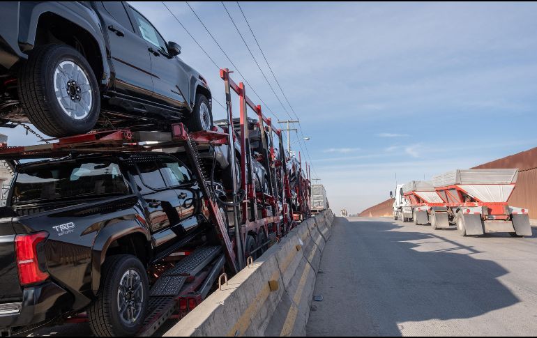 México exporta casi 3 millones de vehículos a Estados Unidos por año y surte el 40% de todas las piezas utilizadas en ese país. AFP / ARCHIVO