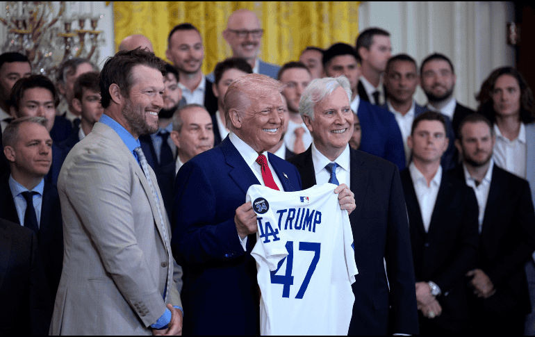 Donald Trump recordó que es fan de los Yankees de Nueva York, pero reconoció que le gusta ver jugar a los campeones Dodgers. EFE / Y. Gripas