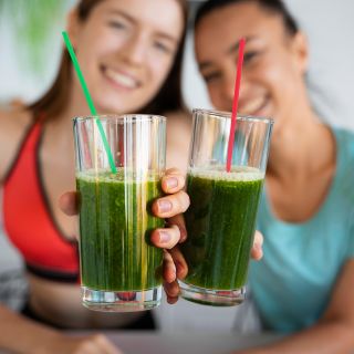 ¿Para qué sirve el jugo de manzana y espinaca?