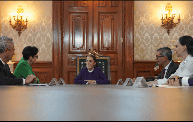 Sheinabum charlando con Fraser, junto a el secretario de Hacienda, Édgar Amador Zamora, y la coordinadora del Consejo Asesor de Desarrollo Económico Regional y Relocalización, Altagracia Gómez. ESPECIAL/X/ @Claudiashein.