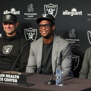 Geno Smith asume el compromiso con los Raiders
