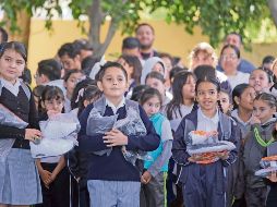 Estudiantes de la escuela primaria Carlos González Peña fueron los primeros en recibir el paquete. ESPECIAL