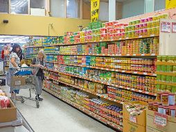 Personas compran productos importados de Asia en un mercado en Los Ángeles, California. EFE