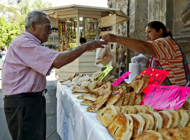 Es habitual que los comerciantes se instalen en las inmediaciones de los templos del primer cuadro de la ciudad. EL INFORMADOR / ARCHIVO&nbsp;