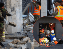 Los equipos continúan buscando a posibles sobrevivientes entre los escombros del local de ocio nocturno, Jet Set. EFE/O. BARRÍA