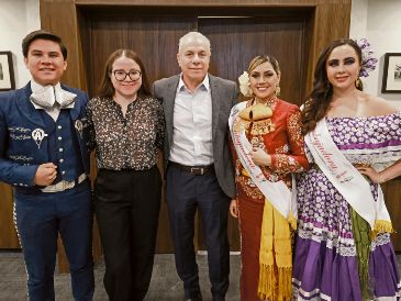 Organizadores y talento del evento; al centro, el director del Encuentro Internacional del Mariachi y la Charrería, Carlos Mateos Medina. CORTESÍA