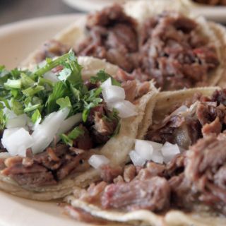 Inflación en México liga dos meses al alza: tacos, limón y aguacate suben de precio