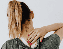 Algunos consejos básicos incluyen usar agua tibia, optar por limpiadores suaves y aplicar una buena crema hidratante al terminar el baño. ESPECIAL / Canva