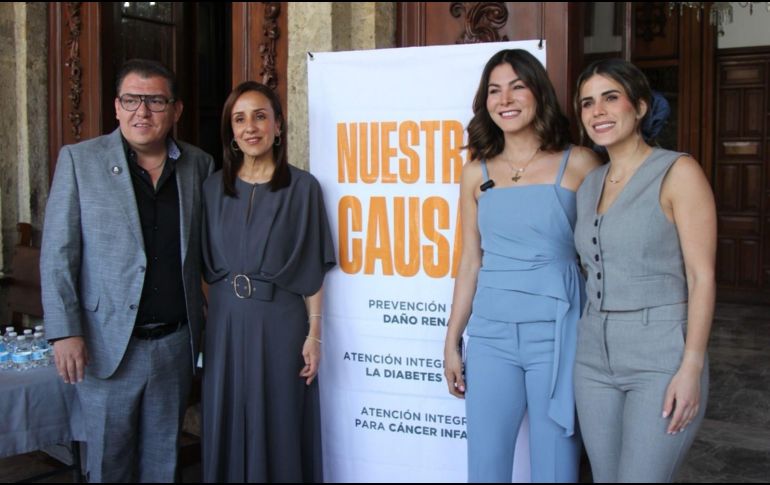 El doctor y Director General del OPD Servicios de Salud Jalisco, Héctor Hugo Bravo Hernández,la diputada y presidenta de la Mesa Directiva del Congreso del Estado, Mónica Magaña y la secretaria de Asistencia Social, Priscila Franco Barba, durante la presentación 