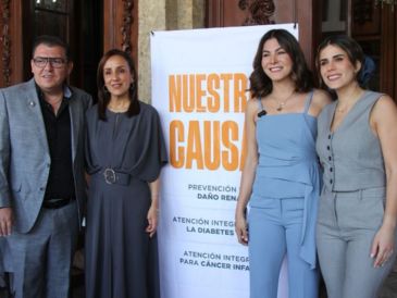 El doctor y Director General del OPD Servicios de Salud Jalisco, Héctor Hugo Bravo Hernández,la diputada y presidenta de la Mesa Directiva del Congreso del Estado, Mónica Magaña y la secretaria de Asistencia Social, Priscila Franco Barba, durante la presentación "Unidos por la Salud: Jalisco estrategia conjunta con la sociedad civil". CORTESÍA.