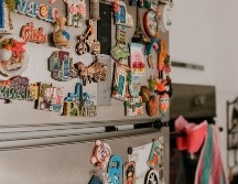 Los imanes decorativos no generan el campo magnético suficiente como para modificar el consumo de energía del electrodoméstico, por lo que retirarlos no generará ningún impacto en tu factura de luz. CANVA/ ESPECIAL