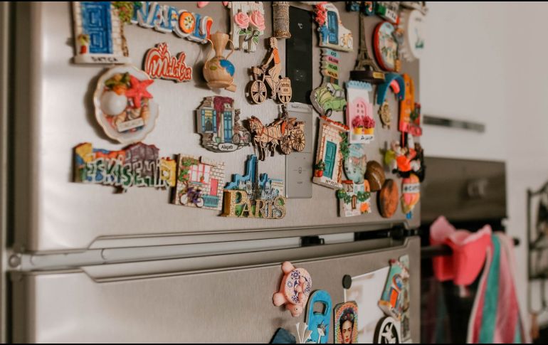 Los imanes decorativos no generan el campo magnético suficiente como para modificar el consumo de energía del electrodoméstico, por lo que retirarlos no generará ningún impacto en tu factura de luz. CANVA/ ESPECIAL