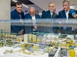 El presidente iraní Masoud Pezeshkian (centro-derecha) y el jefe de la Organización Nuclear de Irán, Mohammad Eslami (derecha), durante su visita a una exposición sobre los logros nucleares de Irán. EFE