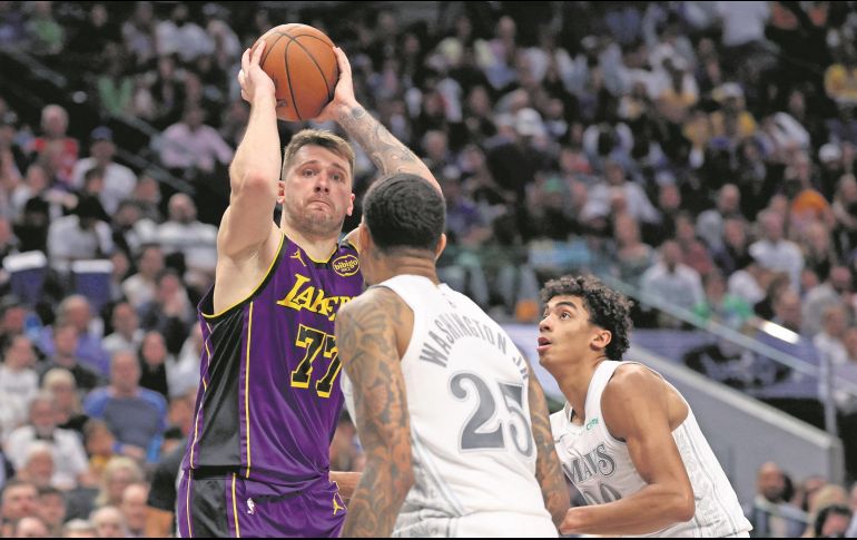 Después de ser recibido con aplausos y un homenaje, Luka Doncic tuvo una de sus mejores actuaciones de la campaña en su primer juego con los Lakers en Dallas. AFP/S. Hodde