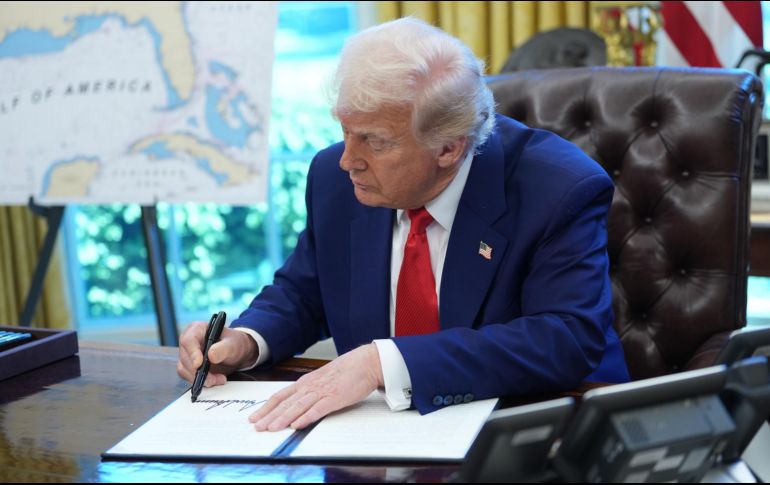 El mismo Trump dijo que la decisión se cocinó al vuelo, durante las primeras horas de ayer, al platicar con su secretario de Comercio y del Tesoro. EFE/C. Kleponis