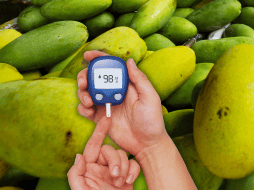 Contrario a lo que muchas personas pensarían, existe evidencia de que el mango puede ayudar a reducir el azúcar en la sangre.  EFE / ARCHIVO