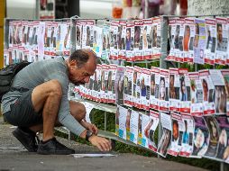 Manifestantes colocaron en las puertas del edificio fotografías y retratos de sus familiares desaparecidos. EL INFORMADOR/ARCHIVO