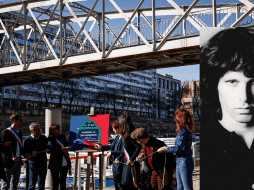 Un puente peatonal de París fue nombrado como el cantante Jim Morrison, líder y fundador de los Doors, veinticuatro años después de su muerte en la capital francesa. EFE /  Y. VALAT