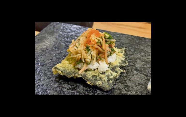 Disfruta de música suave y una atención magistral de parte del maestro sushero en Casa Kiiro. ESPECIAL