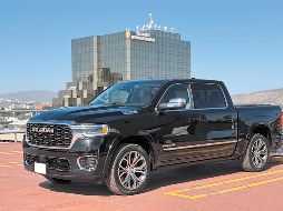 Ram 1500 Tungsten. En el instante que tomes su volante sentirás la elegancia y potencia al máximo. ESPECIAL