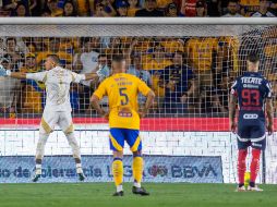 Nahuel Guzmán desató polémica con su juego psicológico previo al penal cobrado por Ramos. EFE/M. Sierra